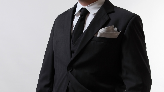 Черна вратовръзка и бяла кърпичка