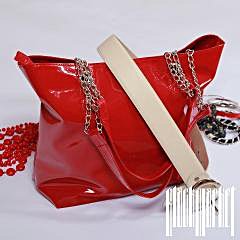 Червена чанта